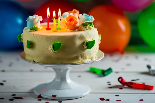 Balony i tort urodzinowy z świece na imprezę — Zdjęcie stockowe