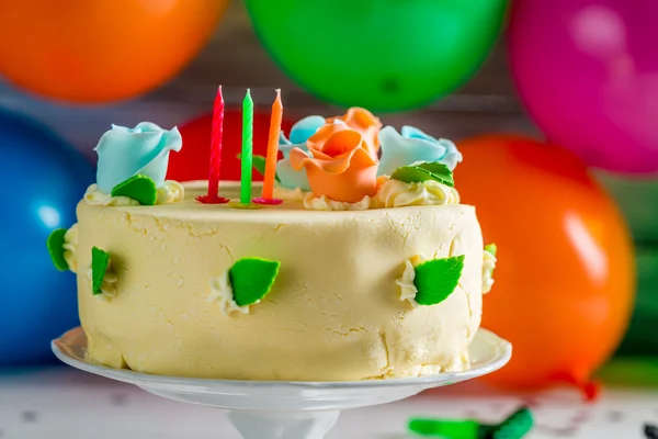 Kolorowe i słodkie ciasto na urodziny — Zdjęcie stockowe