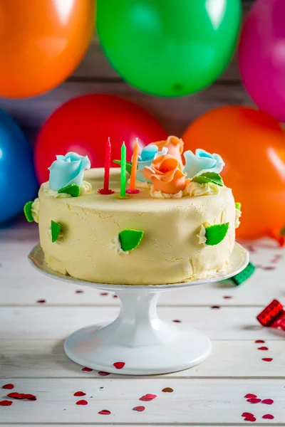 Birthday cake ready to light the candles — Stock Photo, Image