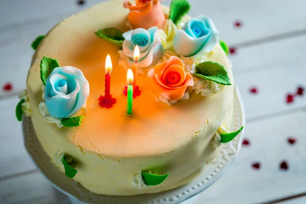 Насолоджуйтесь вашим солодким тортом на день народження — стокове фото