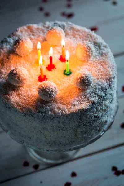 Brennende Kerzen auf dem Kuchen Kokosnuss — Stockfoto