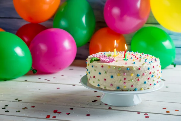 Nadszedł czas, aby podzielić się tort urodzinowy — Zdjęcie stockowe