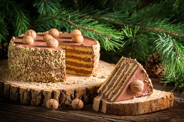 Choklad kaka serveras på trä — Stockfoto
