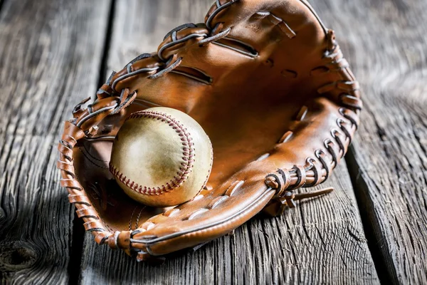 Régi baseball-kesztyű és a labda — Stock Fotó
