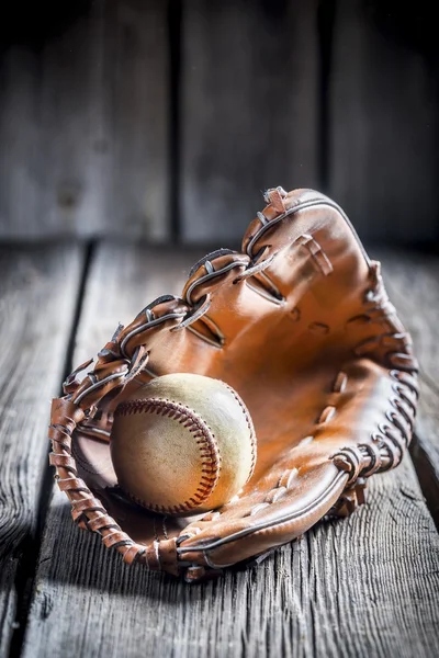 Alter Baseballhandschuh und Ball — Stockfoto