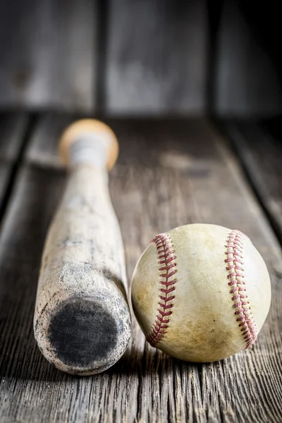 Alter Baseballschläger und Ball — Stockfoto