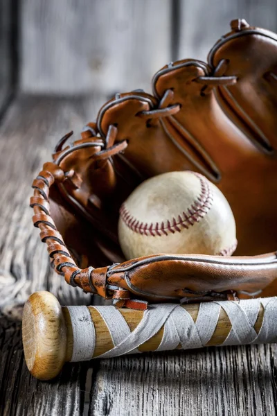 Бейсбольная бита и перчатка с мячом — стоковое фото