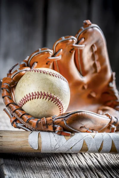 Rebanadas pegadas bate de béisbol y pelota —  Fotos de Stock