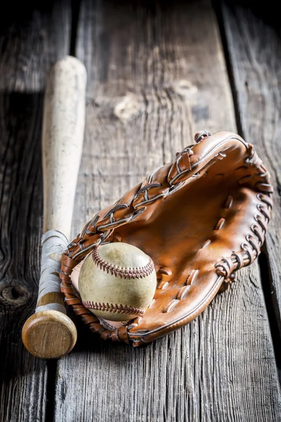 Vintage baseball-kesztyű és a labda — Stock Fotó