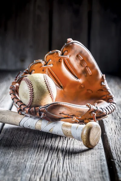 Vintage baseball-kesztyű és a labda — Stock Fotó