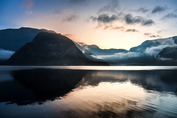 Wschód słońca nad górami w Hallstatt — Zdjęcie stockowe