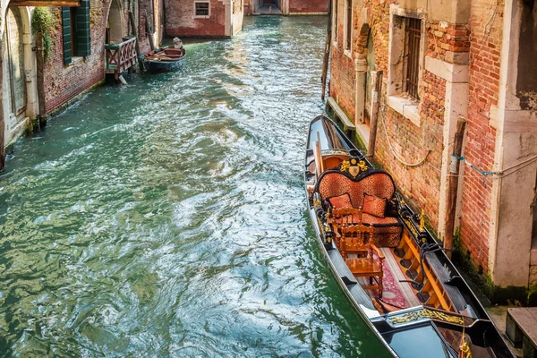 Kleines Boot an der Anlegestelle in der Nähe des Hauses festgemacht — Stockfoto