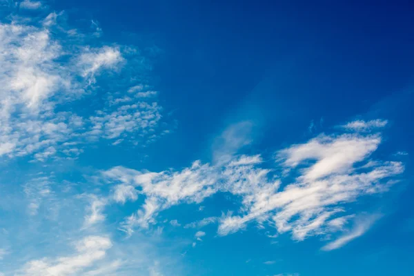 Blauer Himmel und weiße Wolken Hintergrund — Stockfoto