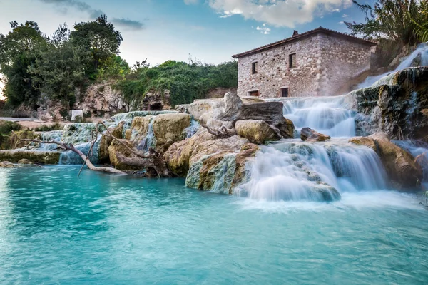 Přírodní lázně s vodopády v Toskánsku, Itálie — Stock fotografie