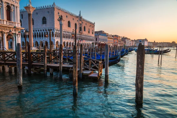 Blaues Wasser in einem Kanal in Venedig — Stockfoto