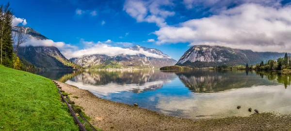 Großes Bergsee-Panorama zwischen Bergen — Stockfoto