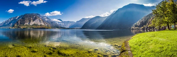 Nagy panoráma, kristálytiszta hegyi tó az Alpok — Stock Fotó