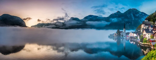 Nagy panoráma a Ködös őszi hajnalban Hallstatt — Stock Fotó
