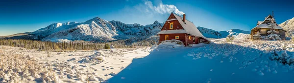 Велика панорама гірського маленького котеджу на зимовому світанку — стокове фото