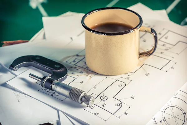 Micrômetros, diagramas mecânicos e uma xícara de café — Fotografia de Stock