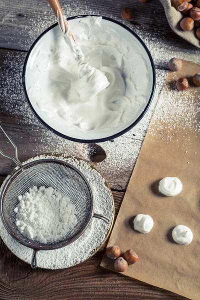 Bakken zelfgemaakte bitterkoekjes — Stockfoto