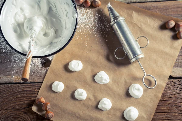 Macaroons caseiros sobre papel manteiga — Fotografia de Stock