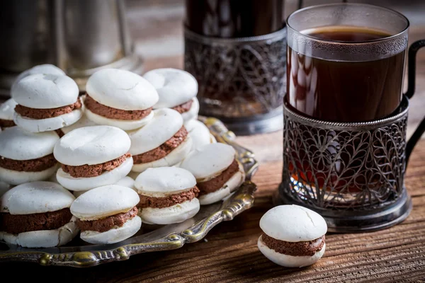 Moer bitterkoekjes geserveerd met koffie — Stockfoto