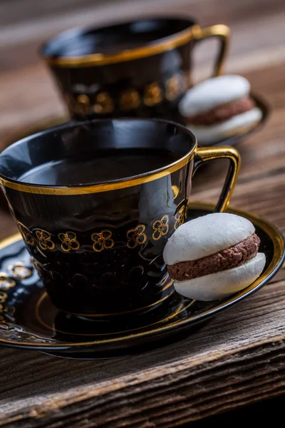 Koffie en bitterkoekjes voor het dessert — Stockfoto