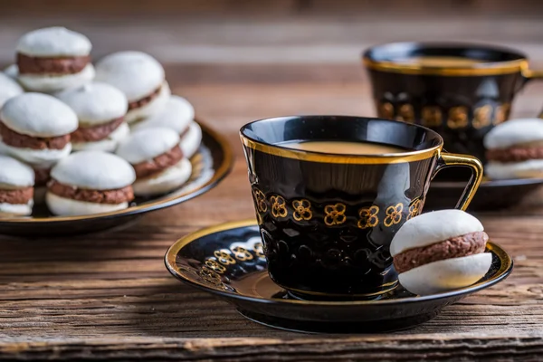 Moer-chocolade bitterkoekjes geserveerd met koffie — Stockfoto