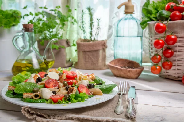 Salade de printemps dans une cuisine ensoleillée pleine de légumes — Photo