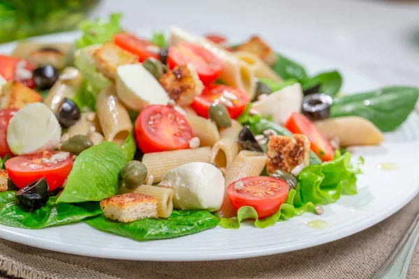 Gezonde voorjaar salade met groenten — Stockfoto