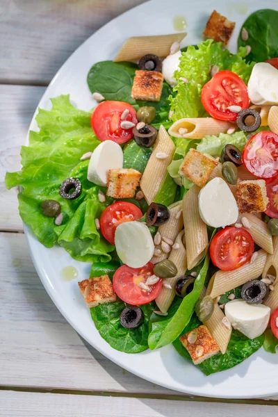 Salada saudável com legumes, massas e croutons — Fotografia de Stock