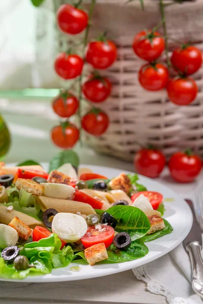 Salada de primavera com massa — Fotografia de Stock