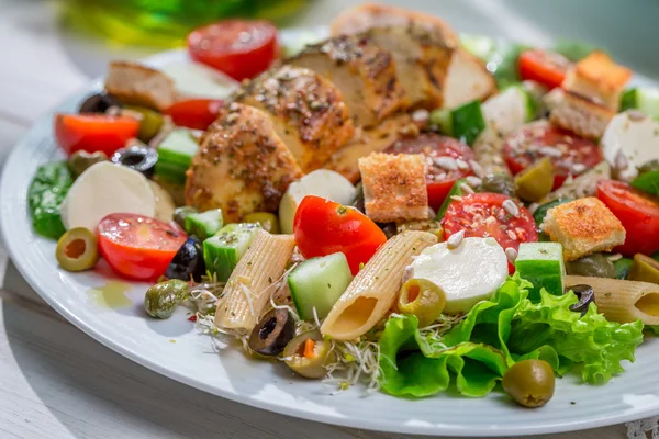 Nærbillede af hjemmelavet caesar salat med friske grøntsager - Stock-foto