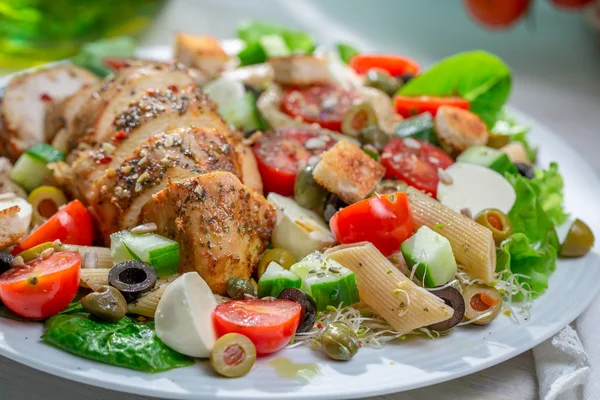 Primer plano de la ensalada casera César con verduras frescas —  Fotos de Stock