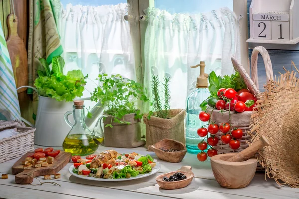 Ensalada de primavera en casa de campo —  Fotos de Stock