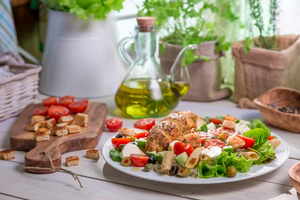 Insalata di primavera nella cucina soleggiata — Foto Stock