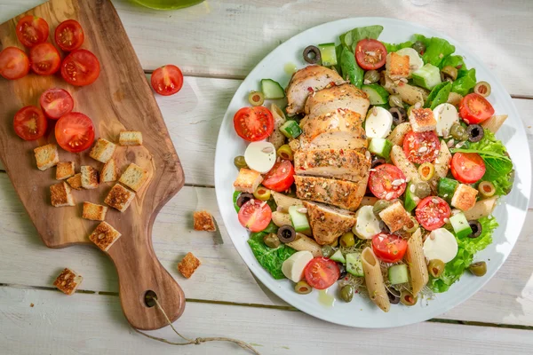 Salada com frango e legumes — Fotografia de Stock