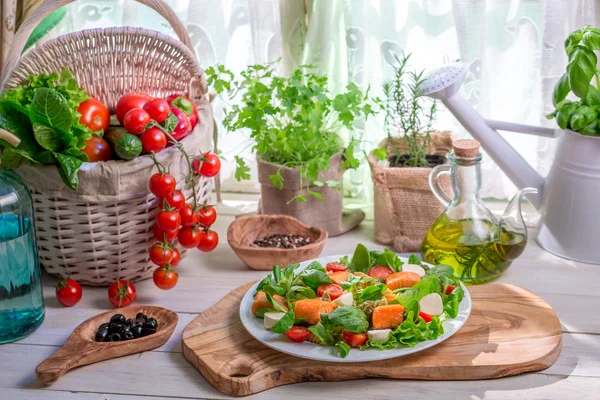 Ingredientes para salada com salmão e legumes — Fotografia de Stock