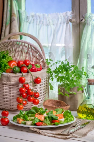 Cozinha primavera cheia de legumes frescos — Fotografia de Stock