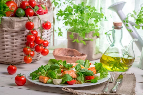 Salmón con verduras y lechuga — Foto de Stock