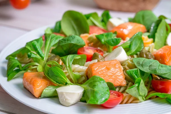 Närbild av lax med grönsaker och sallad — Stockfoto