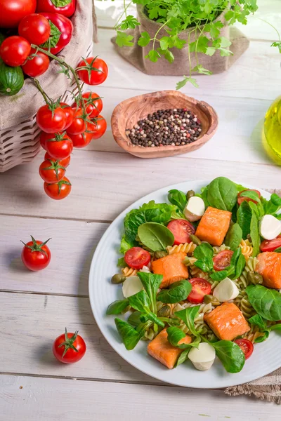 Verse groenten en zalm als ingrediënten voor salade — Stockfoto