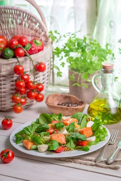 Legumes frescos e salmão como ingredientes para salada — Fotografia de Stock