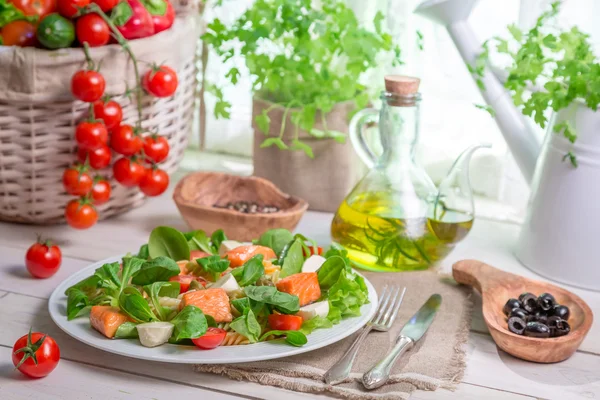 Healthy salad with fresh vegetables and salmon — Stock Photo, Image