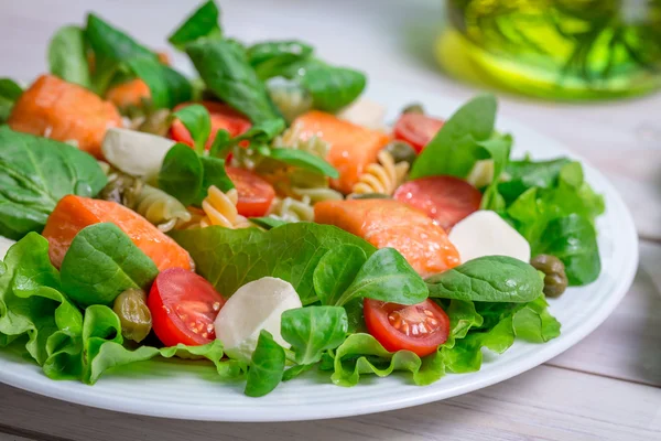 Primer plano de ensalada con verduras frescas y salmón —  Fotos de Stock