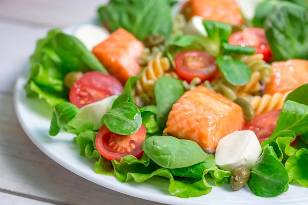 Salad with fresh vegetables and salmon — Stock Photo, Image