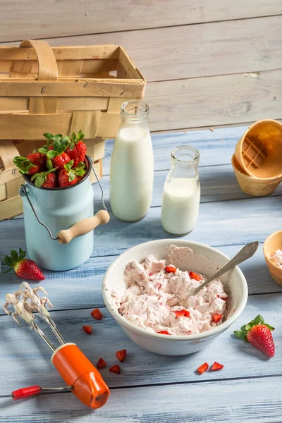 Fresh cream and strawberries as ingredients for ice cream — Stock Photo, Image