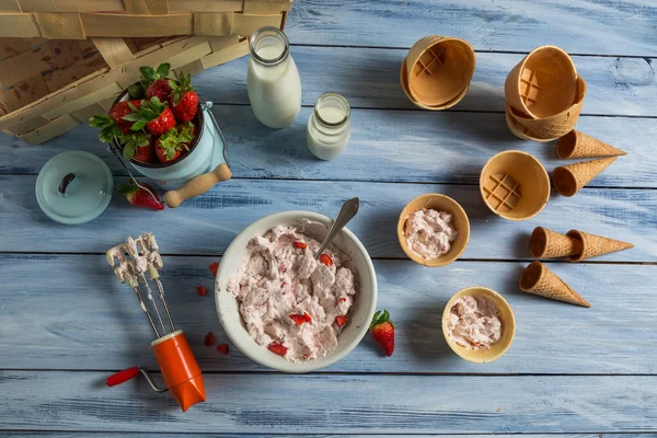 Homemade strawberry ice cream with yogurt — Stock Photo, Image