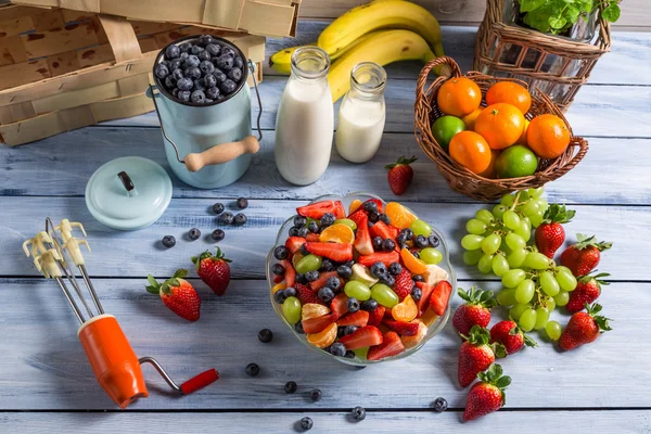 Preparing a healthy fruit salad — Stock Photo, Image